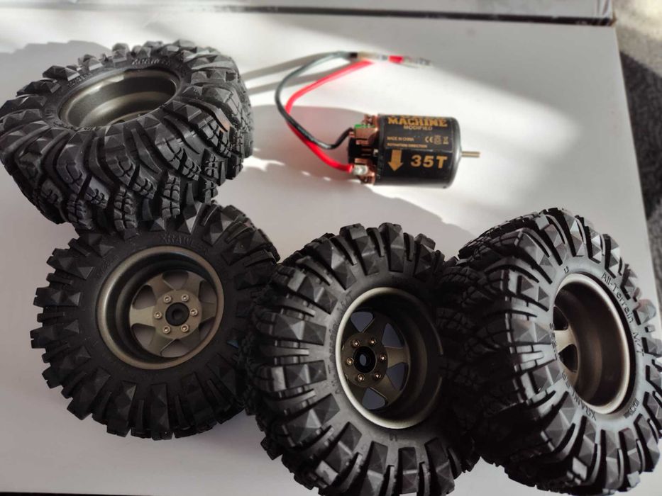 Model rc Wltoys 10428 rock crawler.