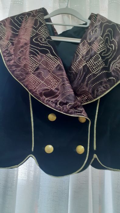 Casaco de veludo preto e dourado com botões  serve para cerimonia  cur