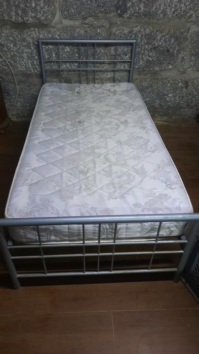 Cama de solteiro, em ferro