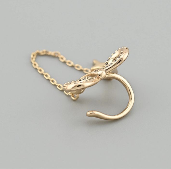 Elegancka nausznica z kokardką i łańcuszkiem na prawe ucho