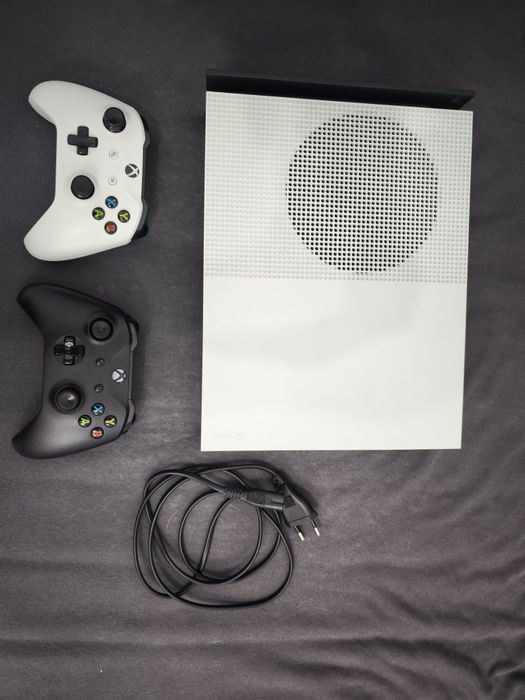 Xbox one s  + 2 pady