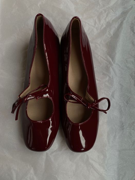 Червоні лаковані туфлі