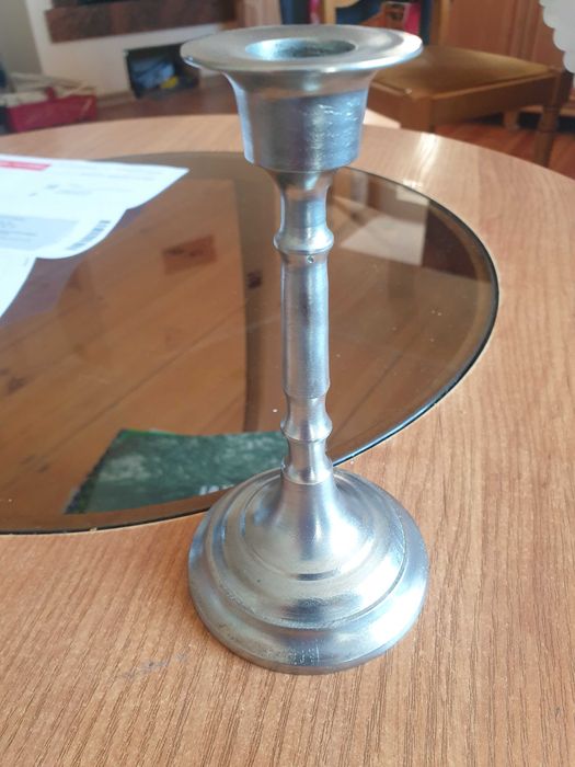 świecznik metalowy na podstawie okrągłej.