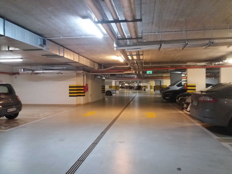 Sprzedam miejsce postojowe Hlonda 10E