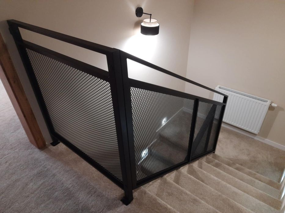 Balustrady wewnętrzne i zewnętrzne barierki poręcze balkony