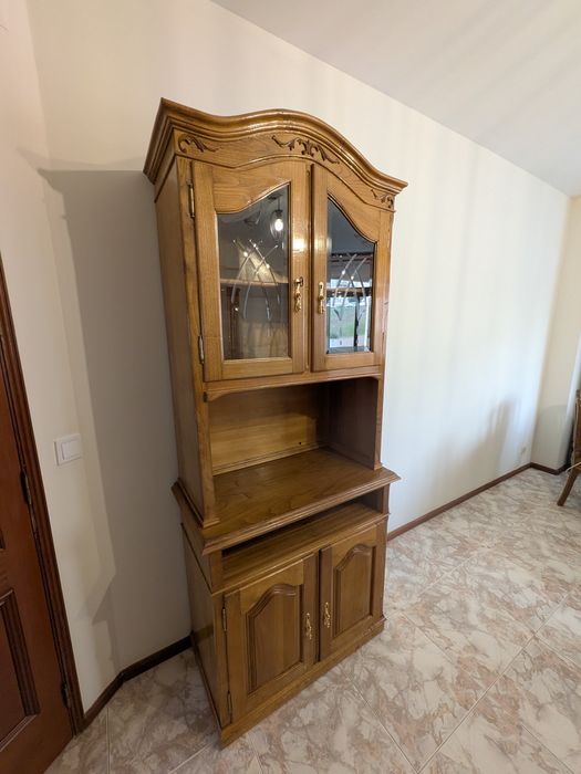 Móvel de sala clássico, portas envidraçadas e armário