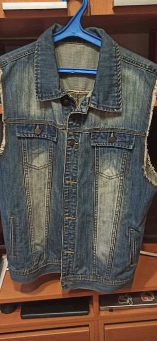 Продам курточку + подарунок(жилетка)