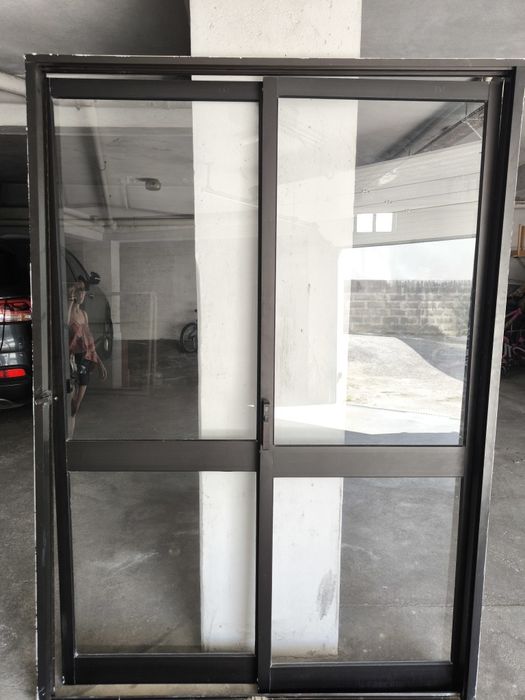Vão de correr em alumínio e vidro simples com 1400x2000 medidas em mm.