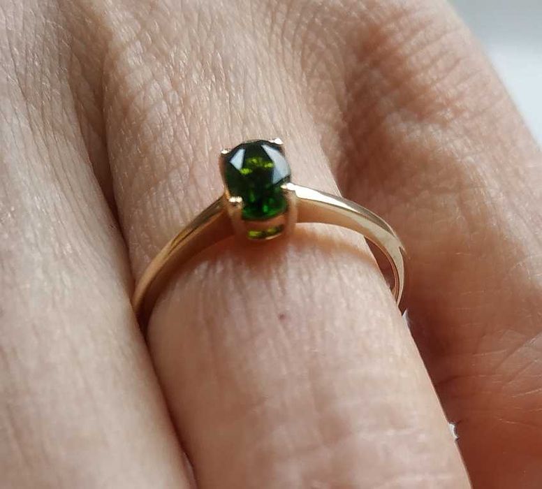 Pierścionek ze złota z chromowym diopsydem.