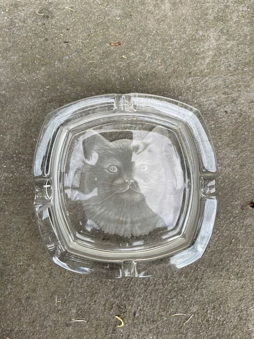 Cinzeiro de vidro com um gato