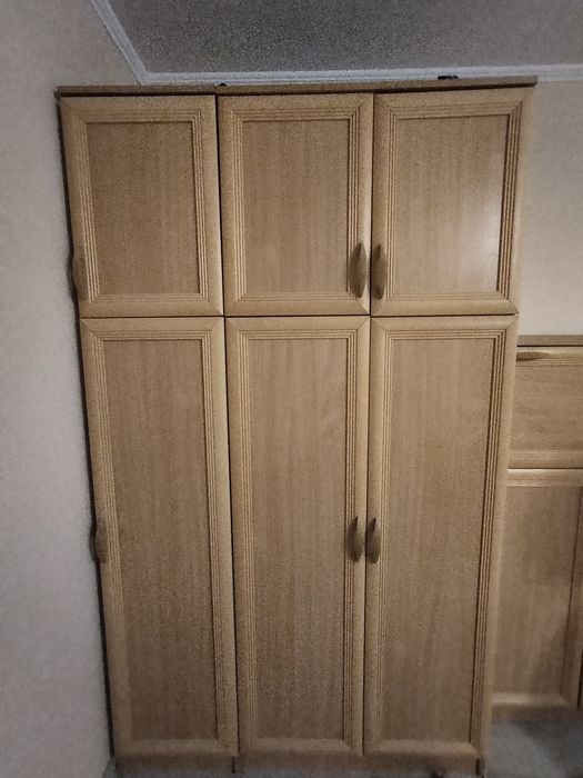 Zestaw mebli - komoda i dwie szafy