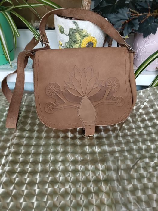 Сумка из нубука коричневого цвета с тиснением