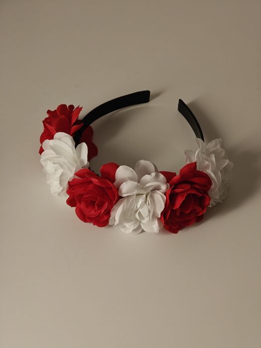 Wianek, opaska z kwiatami do kibicowania, biało - czerwona
