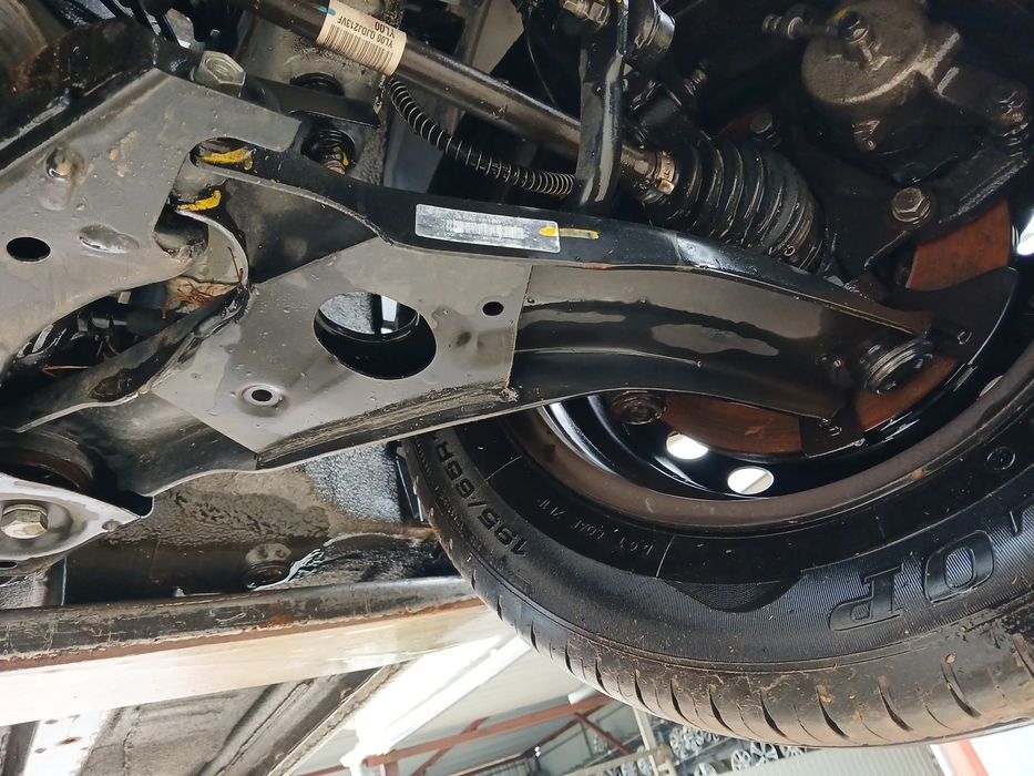 Braço de suspensão frente esquerdo KIA Venga Van (YN)