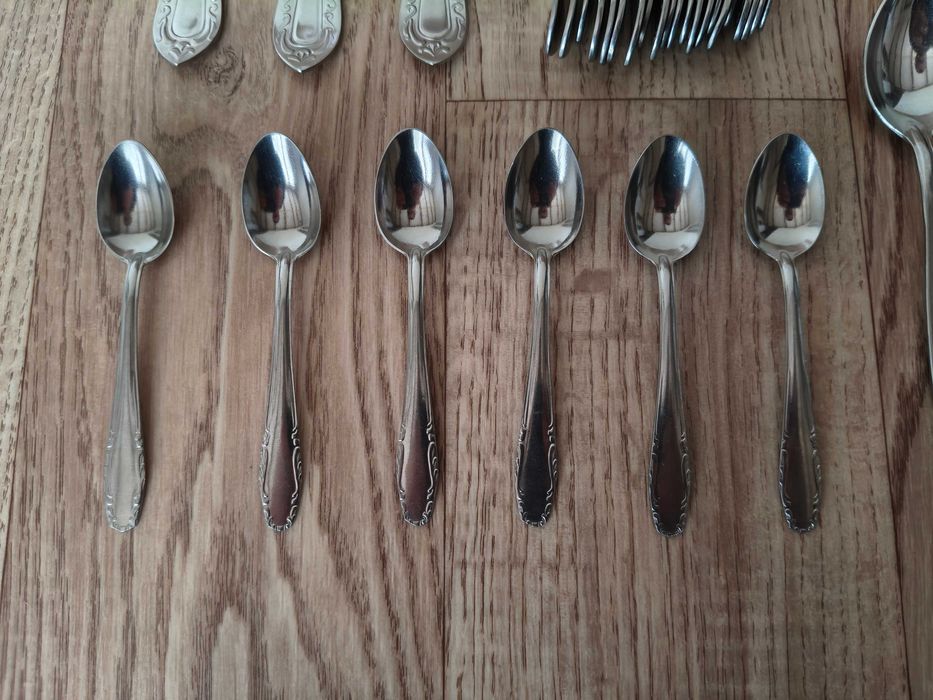 Посуда и столовые приборы: Тарелки, Селедочницы, Вилки, Ложечки.