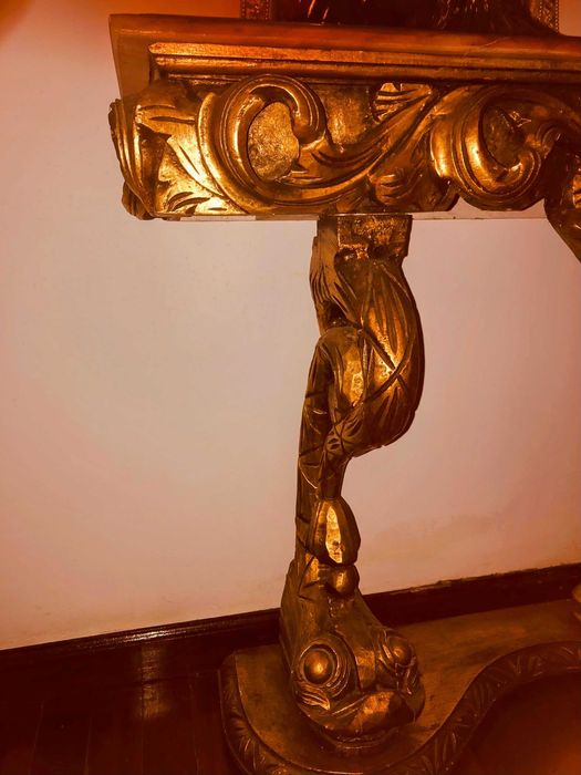 Aparador em talha dourada com pedra mármore em rosa