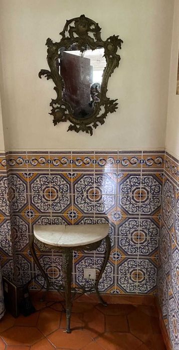 Mesa meia-lua  com pedra mármore com espelho