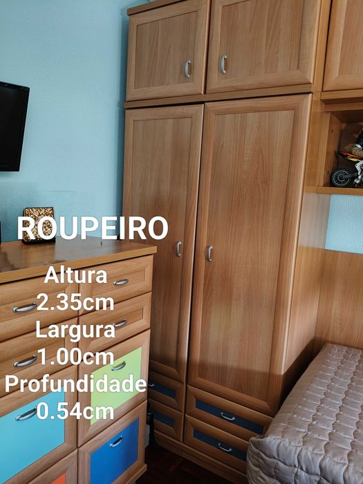 Estúdio completo, ideal para quem procura conforto, praticidade e excelente aproveitamento de espaço. Colchão em excelente estado, Cama com rodas.