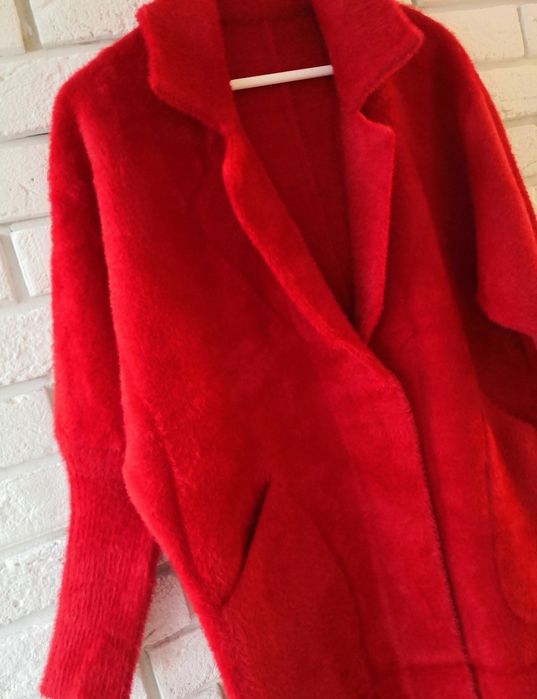 Piękny czerwony klasyczny płaszcz alpaka na wiosnę