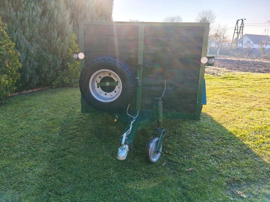 Przyczepa,  przyczepka do transportu zwierząt z rampą.