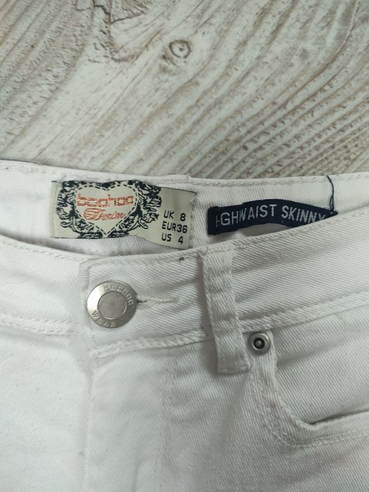 Boohoo 36 S spodnie damskie rurki skinny biale jeansy dżinsowe dziury