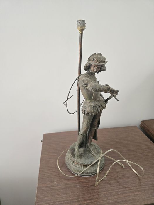 Candeeiro Antigo Estatueta Mosqueteiro 48cm — Régule Pátina Bronze
