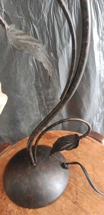 Candeeiro de mesa metálico pintado com tulipa vidro