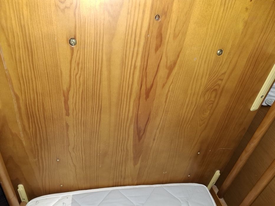 Berço de bebé de madeira com colchão para despachar