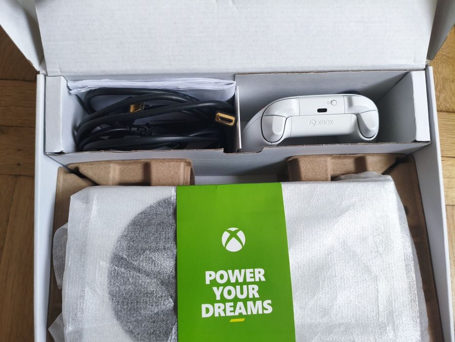Xbox Series S 512 GB – stan prawie jak nowy,, komplet