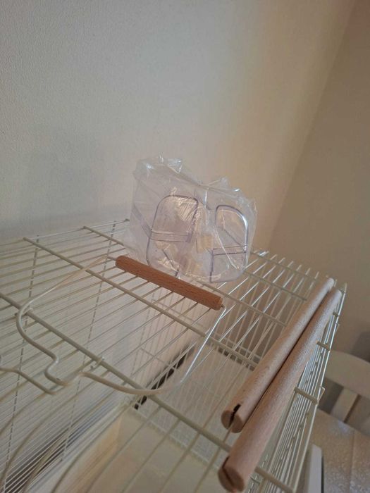 Nowa klatka dla ptaków Zolux M na nogach z półką i akcesoriami