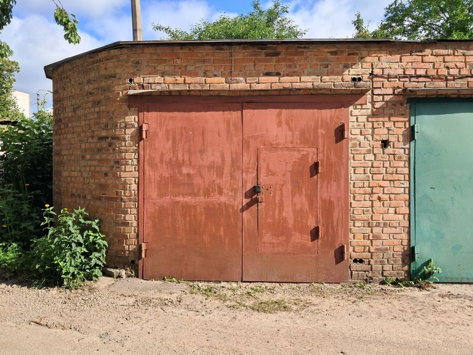 Продам капітальний гараж в районі басейну