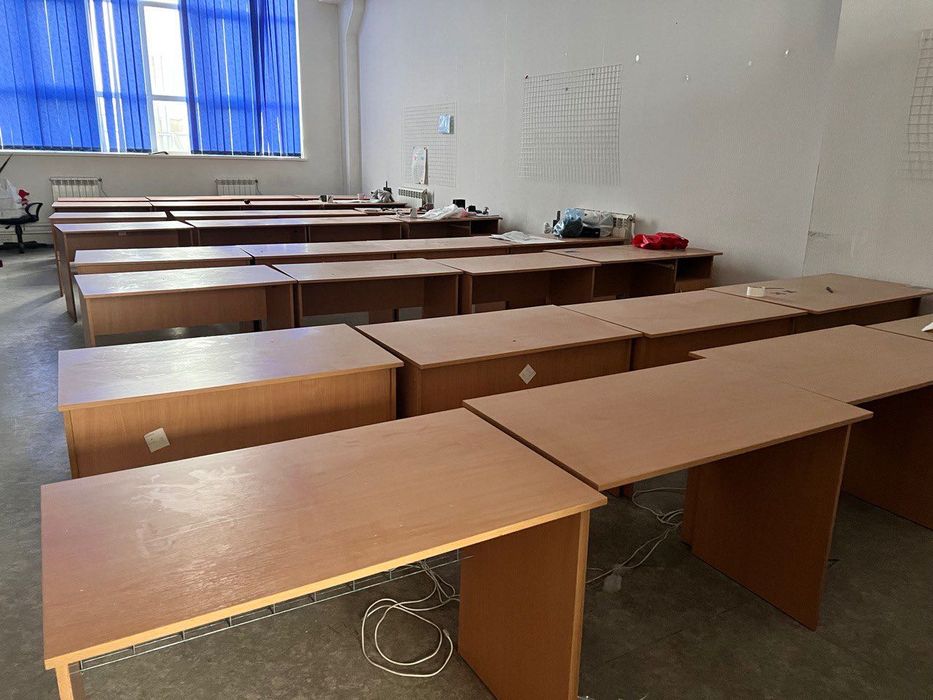 Стулья кресла офисные столы тумбы