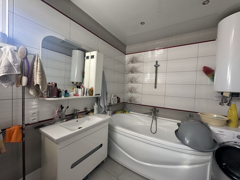 Продається чудовий будинок з басейном