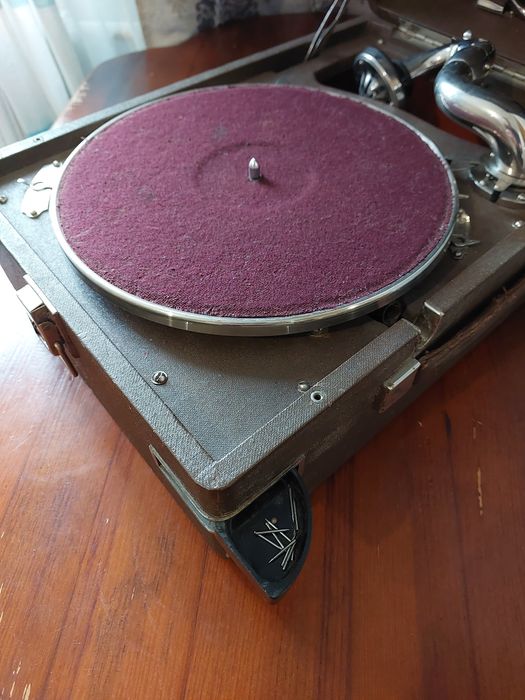 Патефон ПТ-3 проигрователь виниловых пластинок механический.