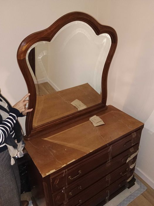 Cómoda em madeira, com quatro gavetas e espelho aparafusável.