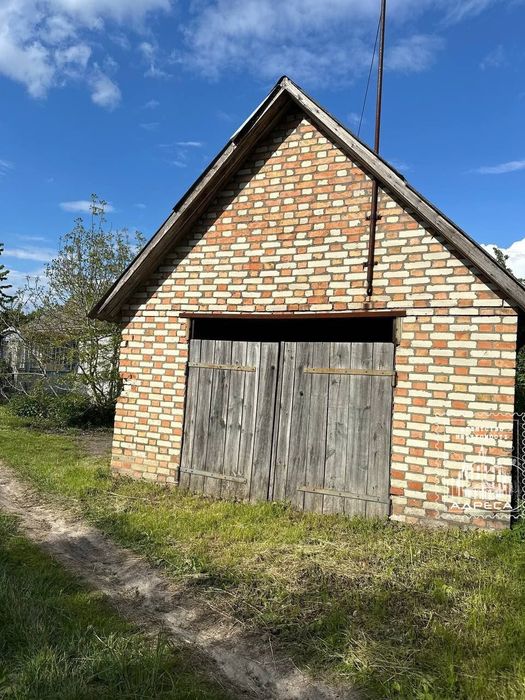 Продаж будинку з земельною ділянкою