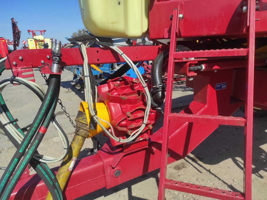 Продам прицепний оприскувач Hardi Commander 28000