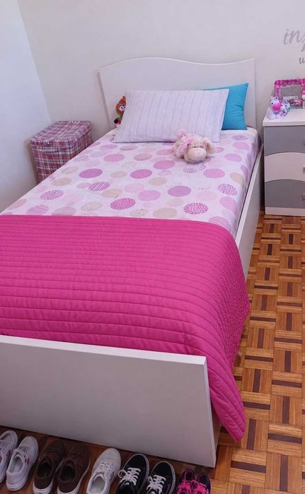 Cama com arrumação