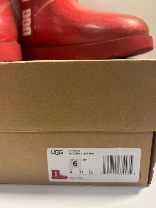 Червоні UGG в пілвці