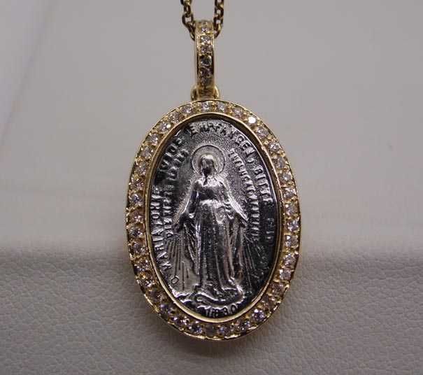 Złoty dwukolorowy owalny medalik diamenty dookoła Marka Boska 0,750 - 18 ct. vintage.