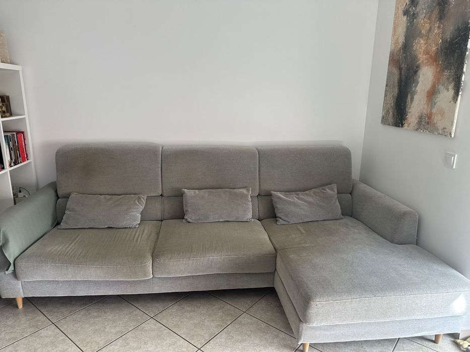 Sofá de três lugares e chaise longue