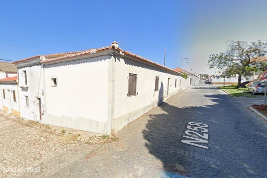 Moradia com 270m2, em terreno com 659m2, no centro (em frente ao ca...