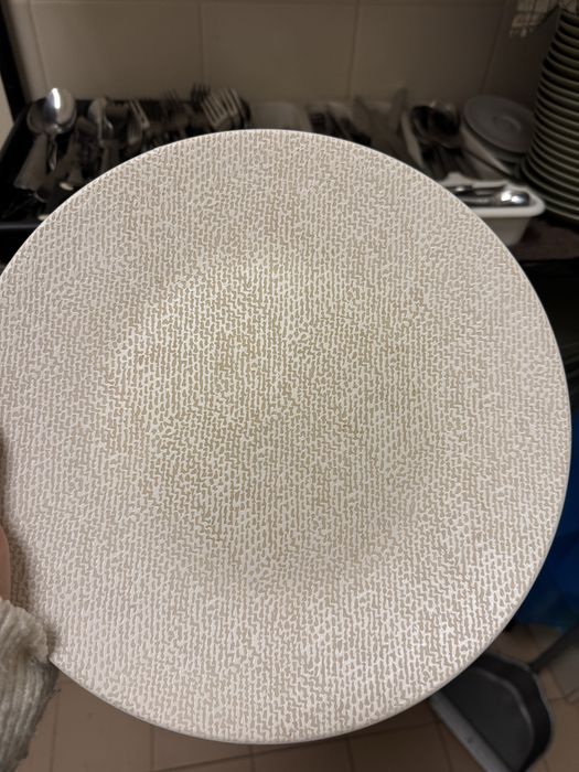 Pratos variados e material de cozinha