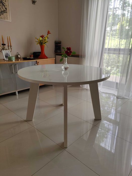 Stół rozkładany z szklanym blatem