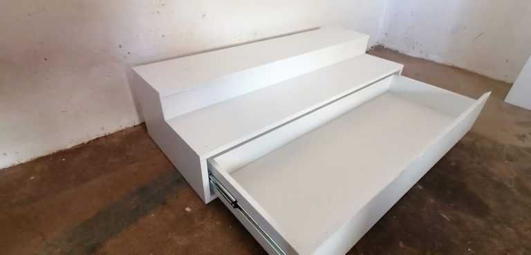 Moveis expositores 2 com gaveta e 1 com espelho