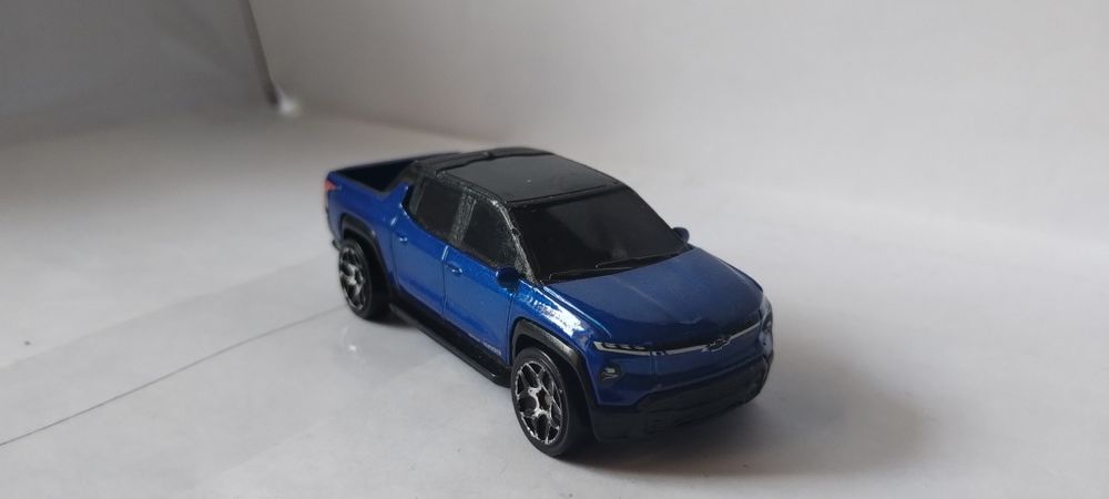 Hot Wheels Silverado EV RST — Оригінал (Електропікап)