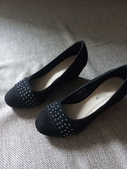 Buty czarne na koturnie