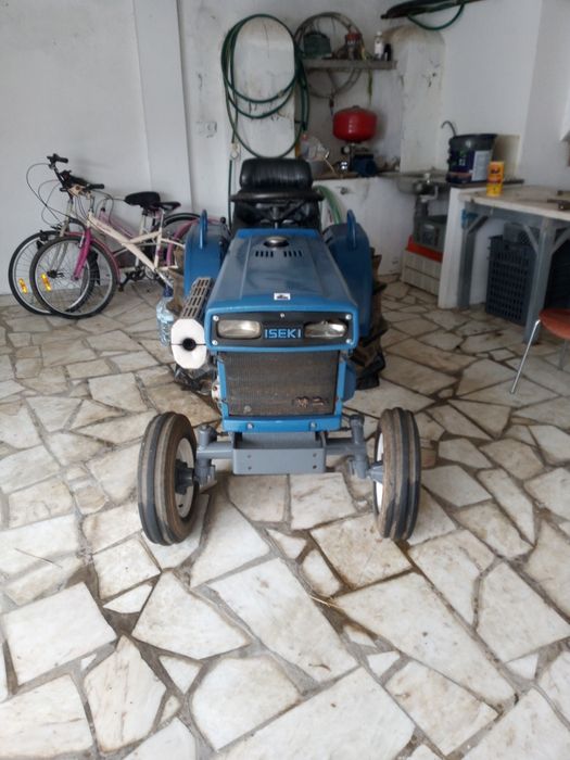 Trator ISEKI   TX 1300 em ótimo estado como novo .Acompanha arados e frezes