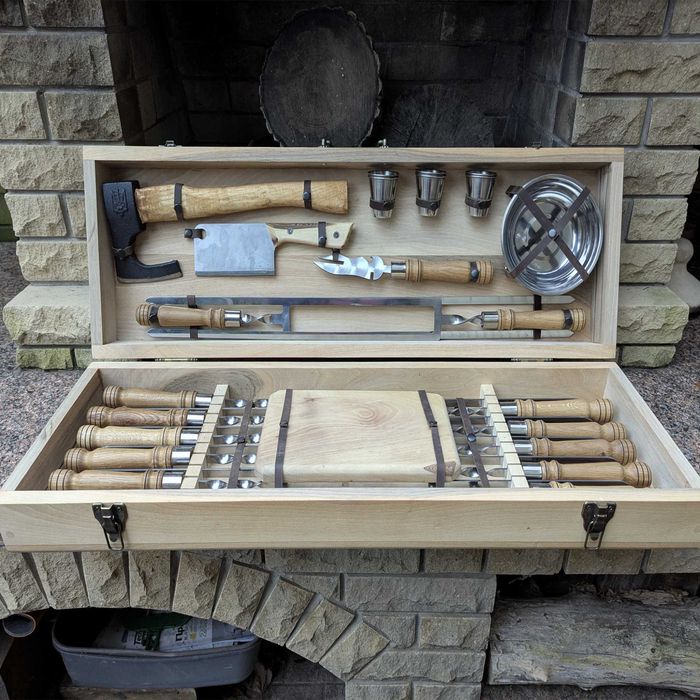 Шашличний набір у кейсі з дерева “Вікінг” на 10 персон (28 предметів)