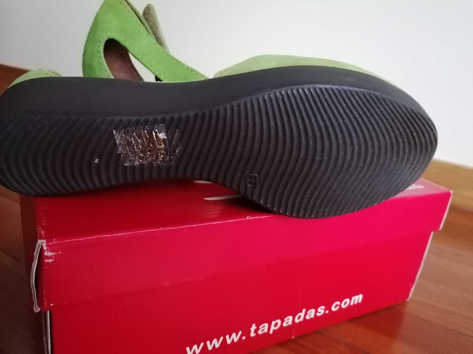 Sandálias fechadas, T39, em pele